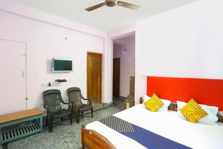 Hotel Alaka Puri Buitenkant foto