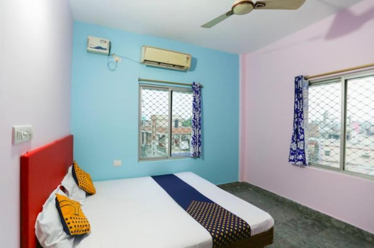 Hotel Alaka Puri Buitenkant foto
